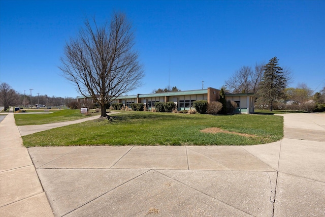 view of front of home featuring a front yard