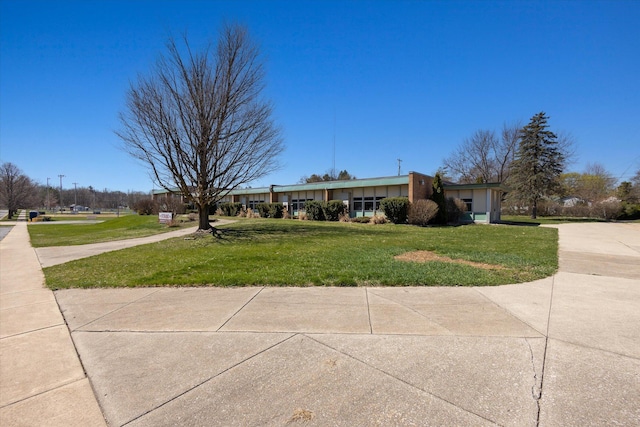 view of front of house featuring a front lawn