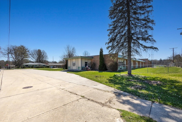 single story home featuring a front yard