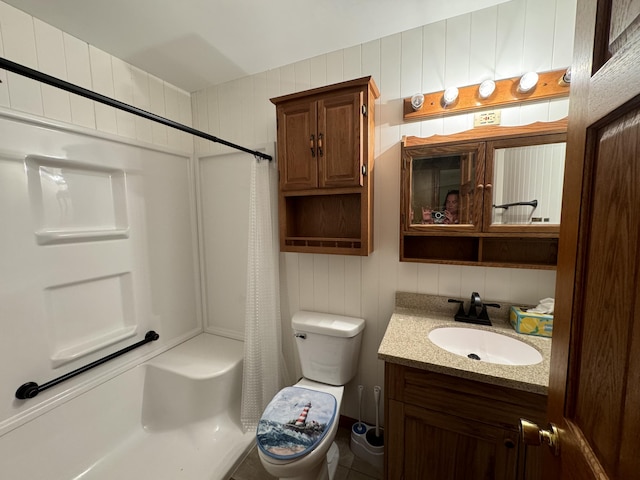 full bathroom featuring toilet, shower / tub combo with curtain, and vanity