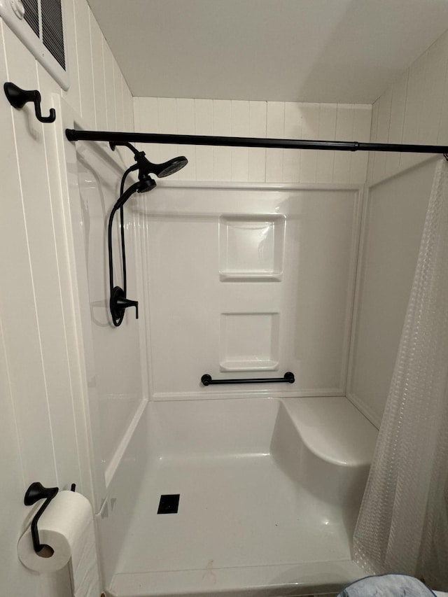 bathroom featuring a shower with shower curtain