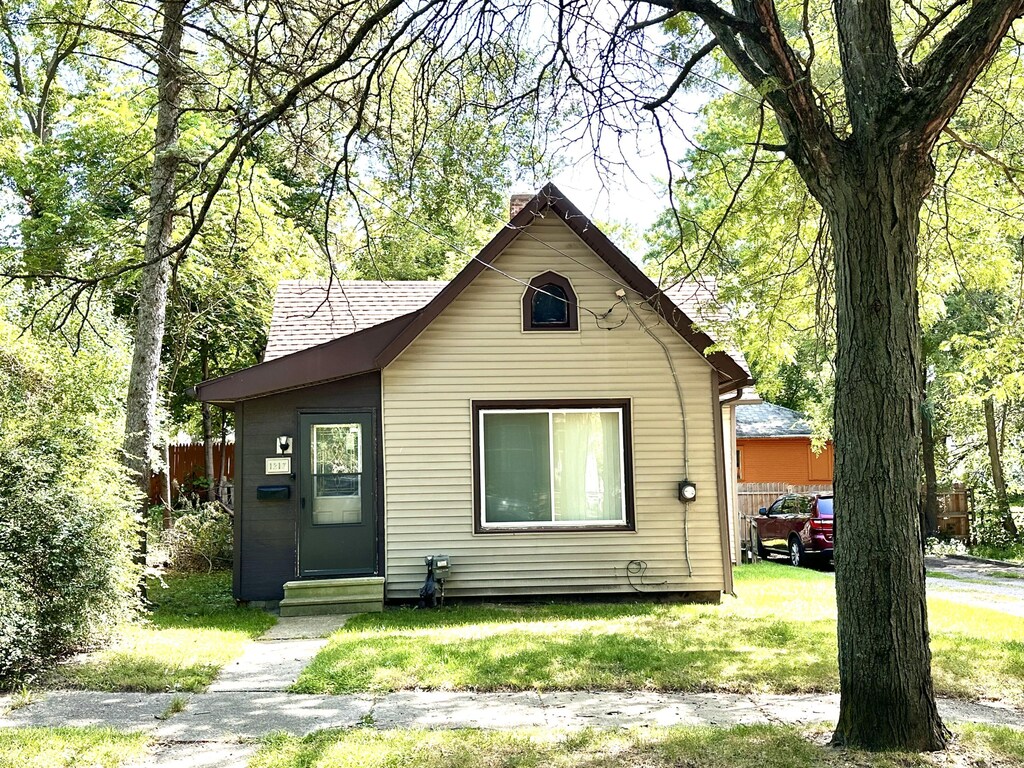 view of front of home featuring a front lawn