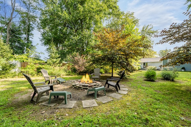 view of yard featuring a fire pit