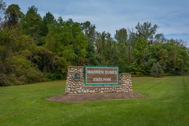 community sign featuring a lawn