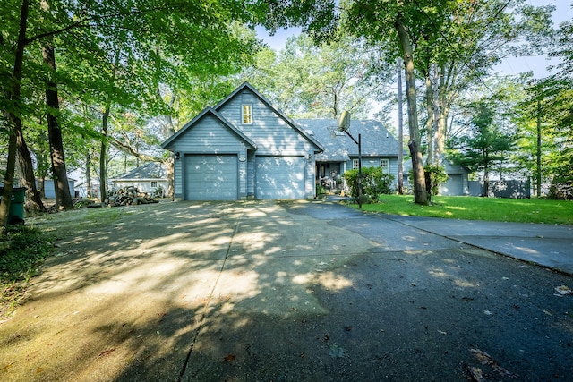 view of front property featuring a garage