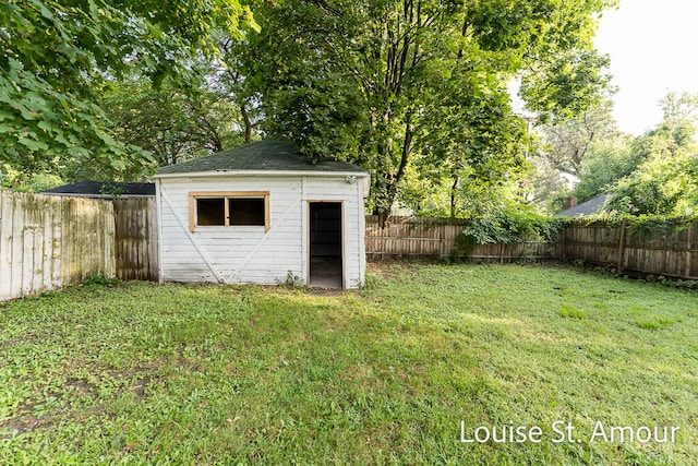 view of yard featuring an outdoor structure