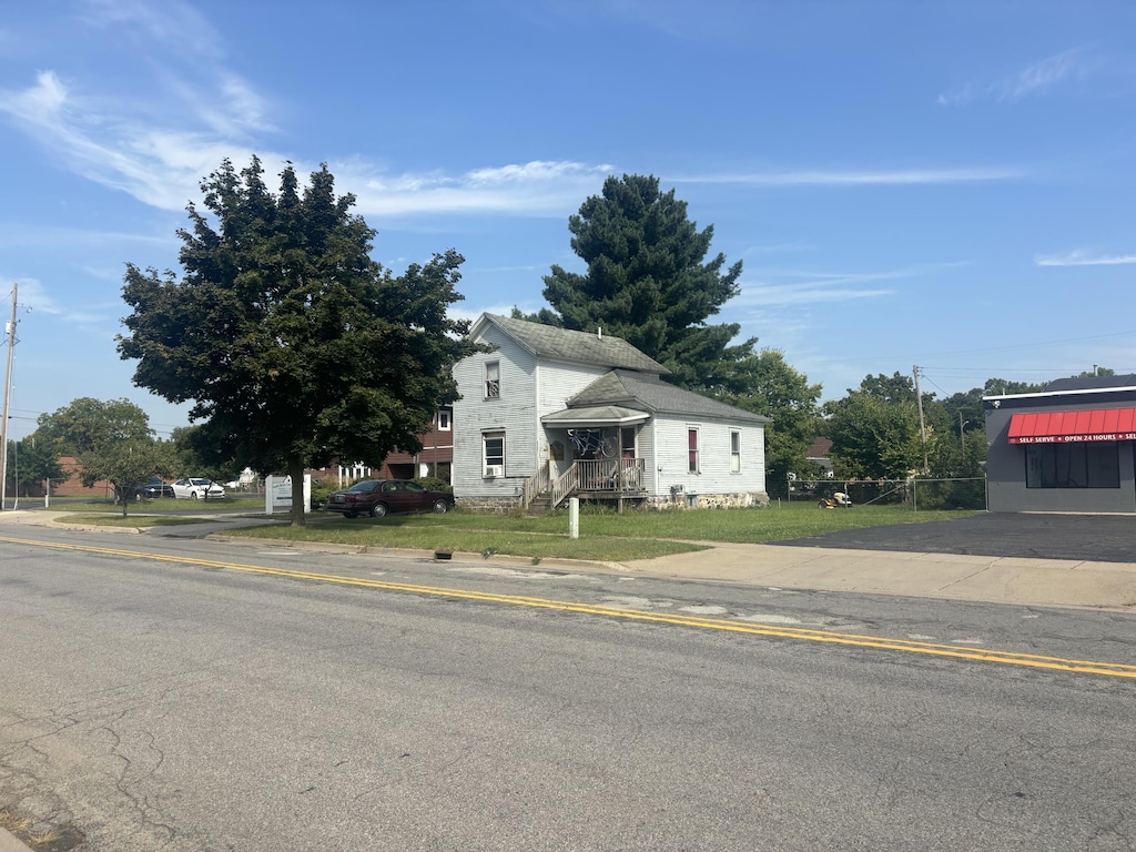 view of front of property featuring fence and a front lawn