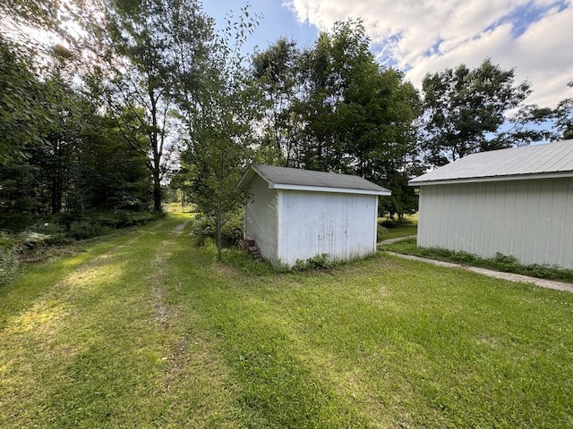 view of yard with an outdoor structure and a shed