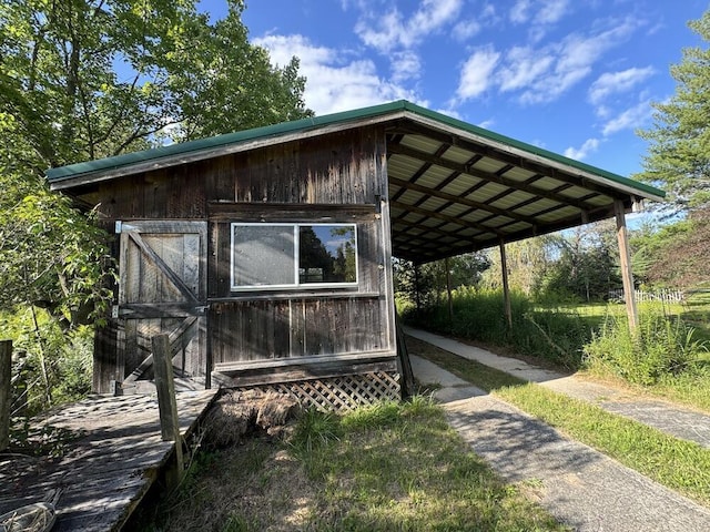 view of outdoor structure featuring an outdoor structure and a carport