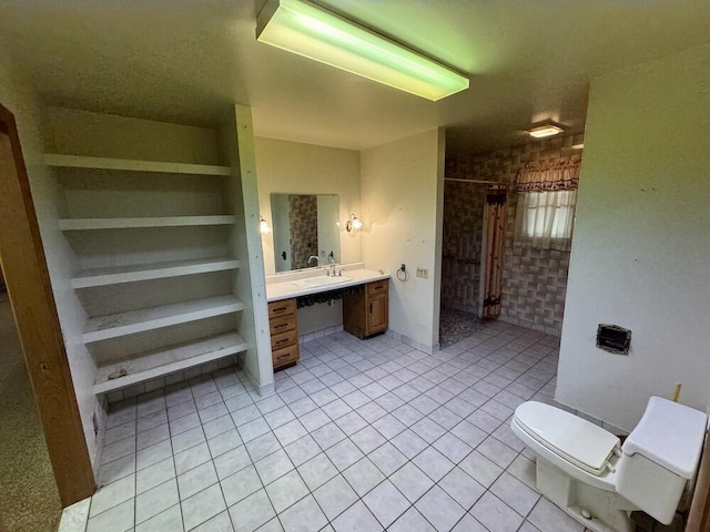 full bath with tile patterned flooring, built in shelves, toilet, a shower with curtain, and vanity