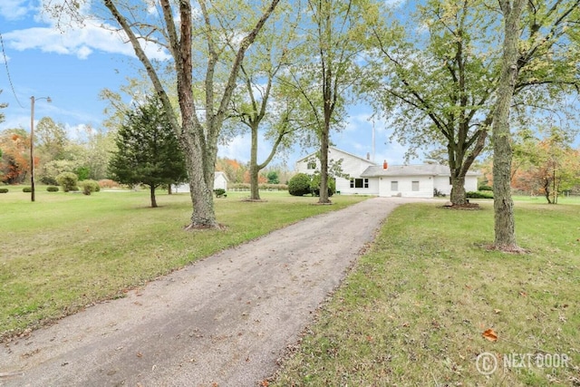 view of front of property featuring a front lawn