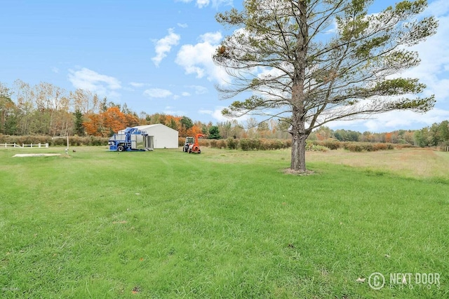 view of yard featuring a rural view