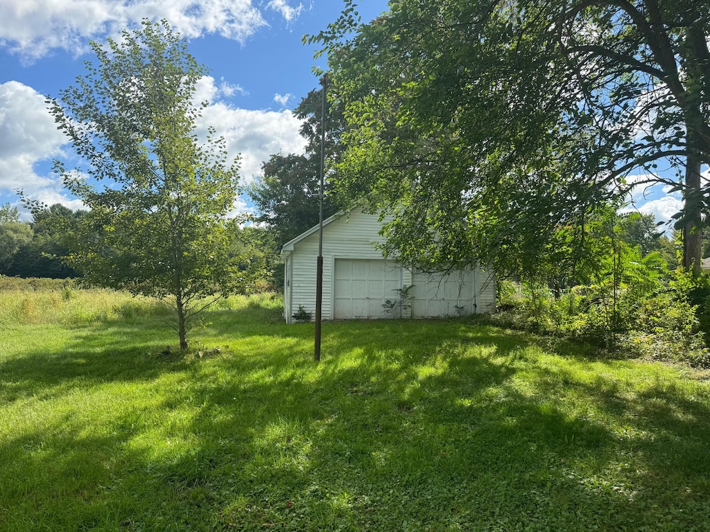 view of yard with an outdoor structure and a garage