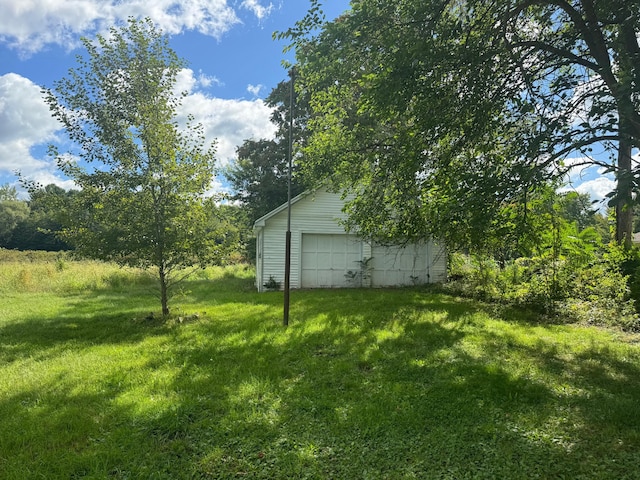 view of yard with an outdoor structure and a garage