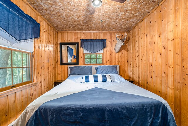 bedroom featuring ceiling fan