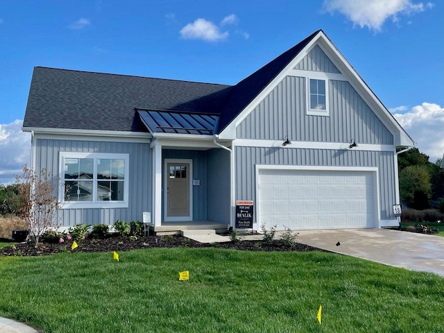 view of front of property featuring a front yard and a garage