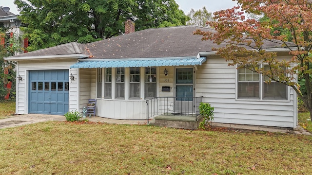 view of front of home featuring a front yard and a garage