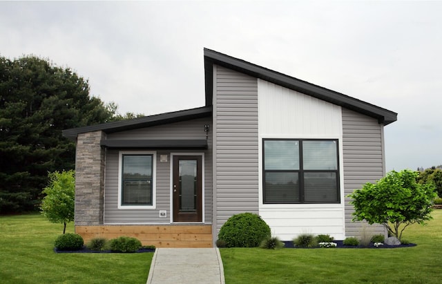 contemporary house featuring a front yard