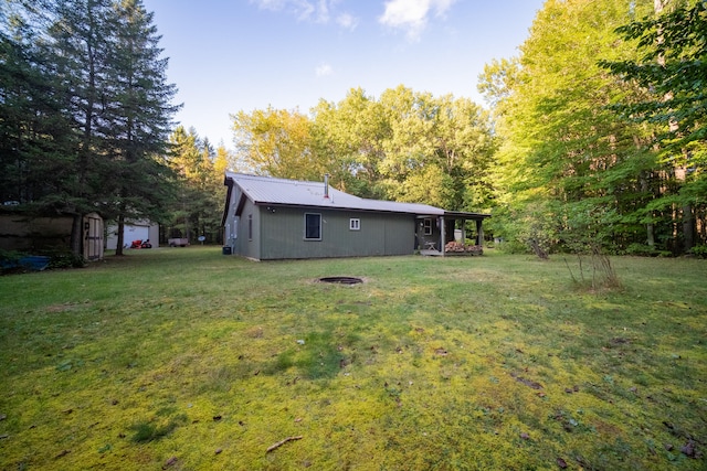 view of yard with a fire pit