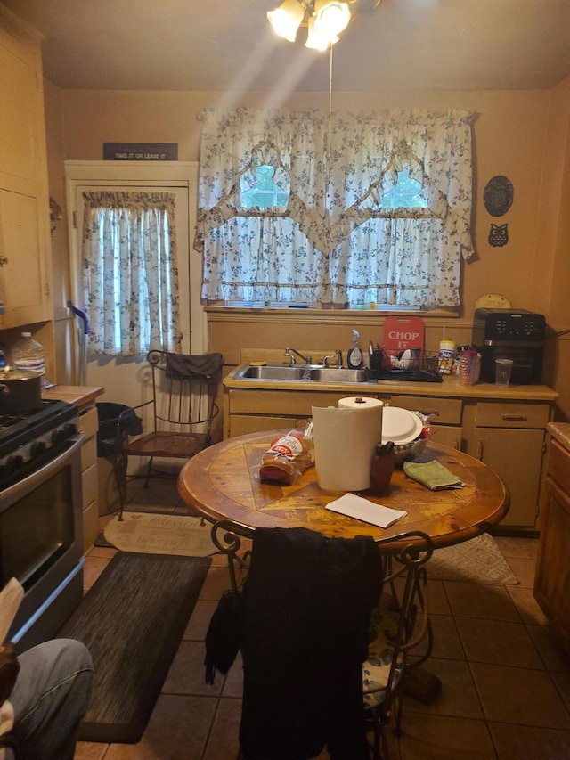 tiled dining space with sink and ceiling fan