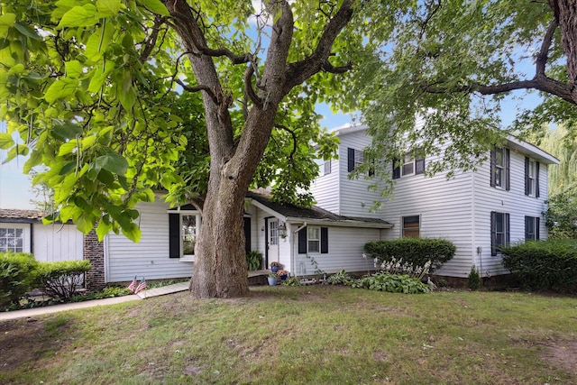 view of front facade featuring a front lawn