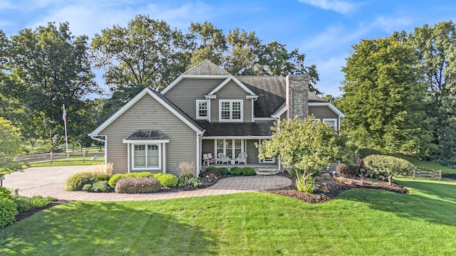 view of front of home featuring a front yard