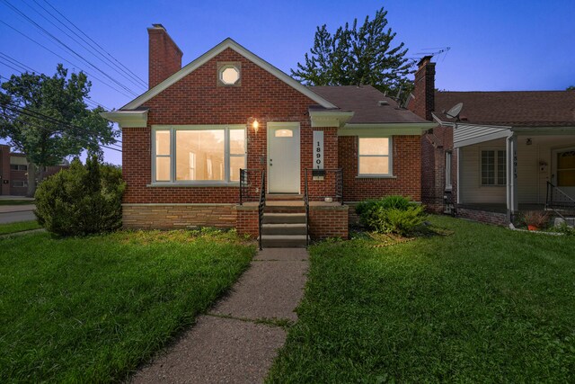 view of front of property featuring a yard