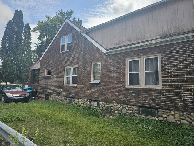 view of side of property with a lawn