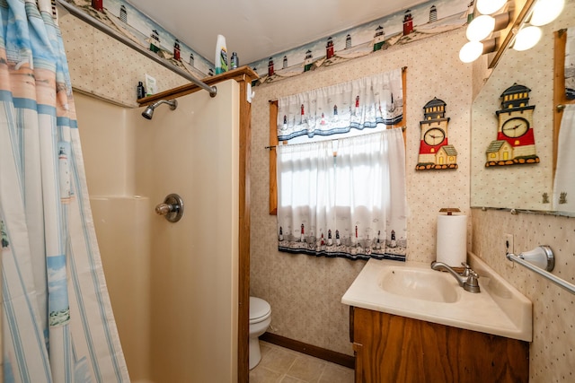 full bathroom with curtained shower, toilet, vanity, and wallpapered walls