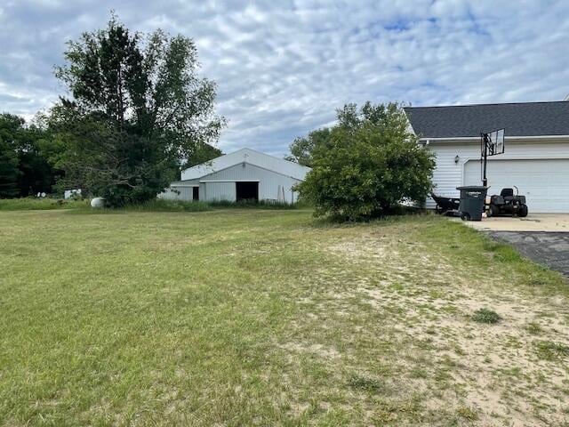 view of yard featuring a garage