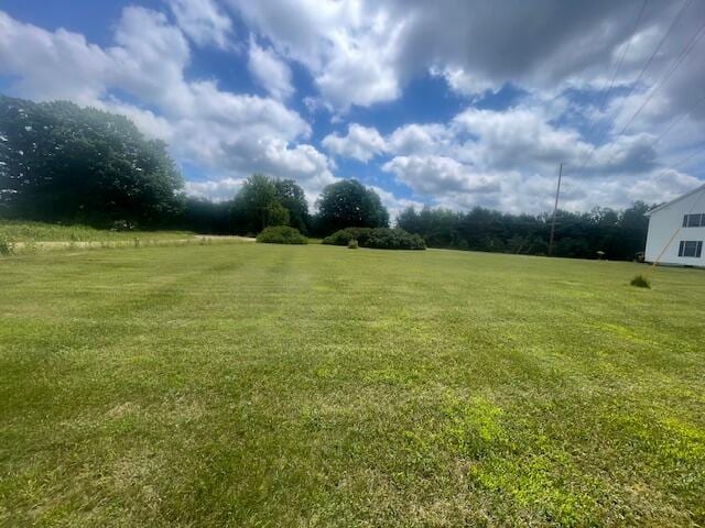 view of yard featuring a rural view