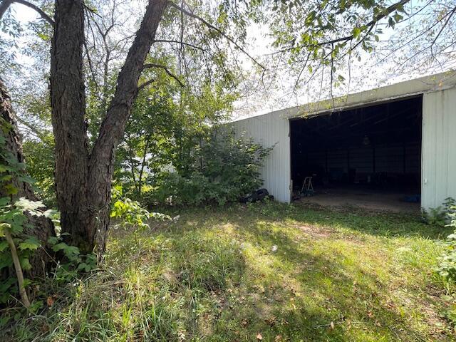 view of yard with an outbuilding