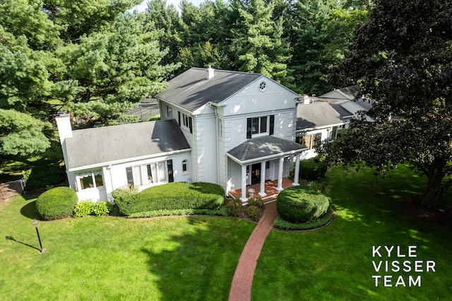 view of front of property featuring a porch and a front yard