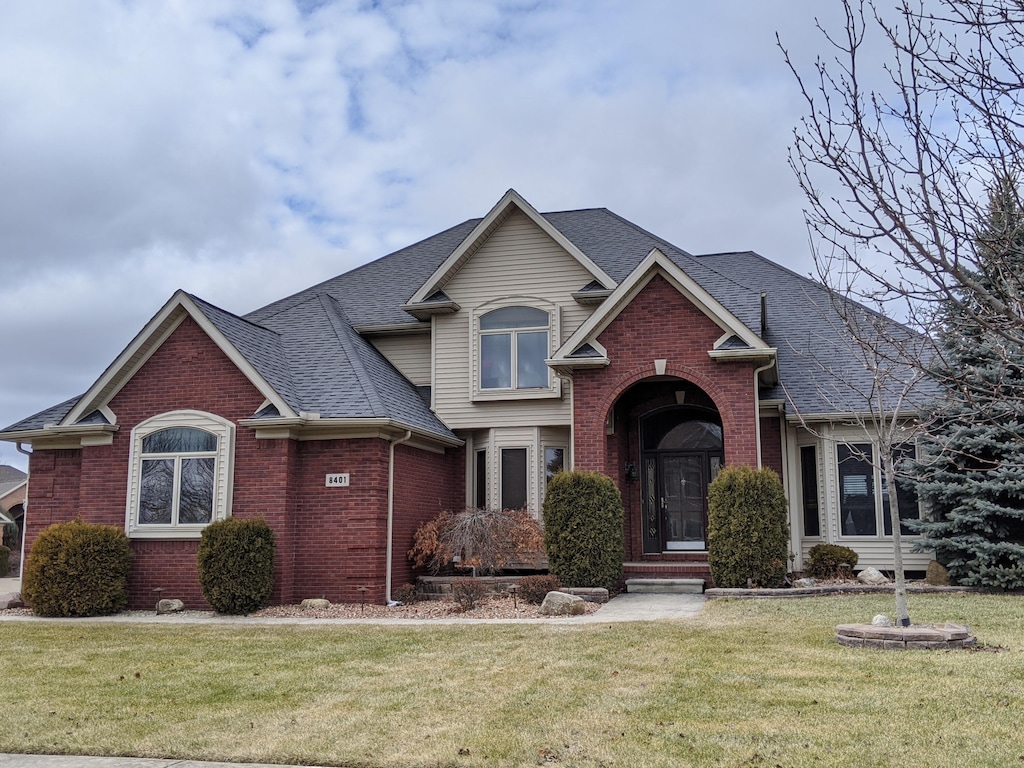 view of front of house featuring a front lawn