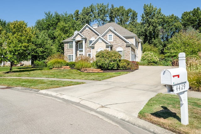 view of front facade featuring a front yard