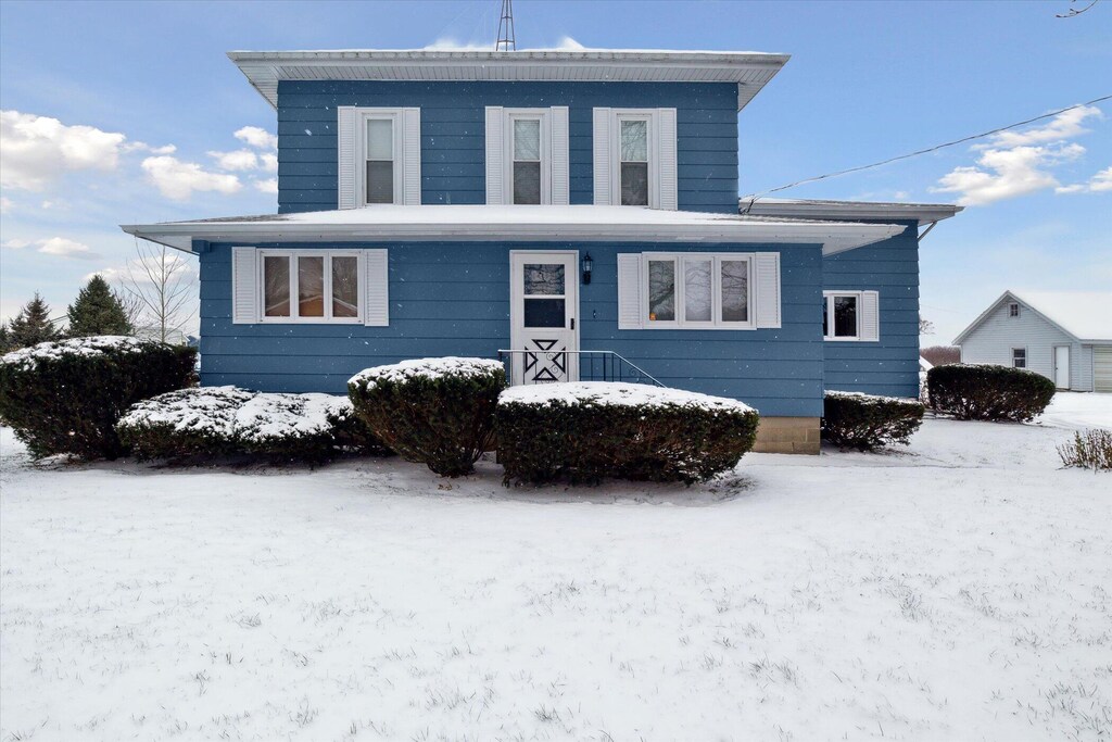 view of front property