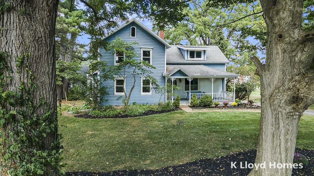 view of front of property featuring covered porch and a front yard