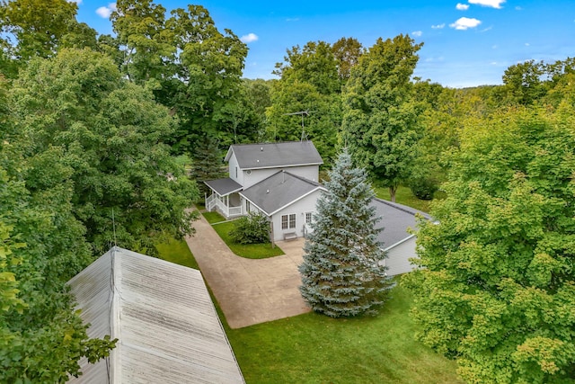 birds eye view of property with a wooded view