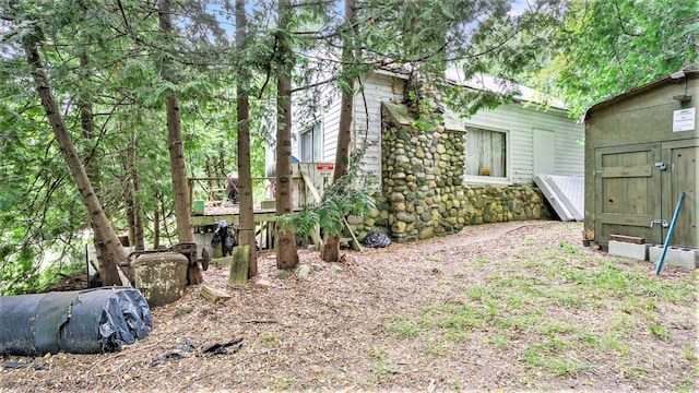 view of yard with a storage shed