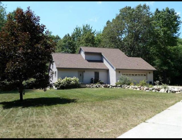 view of front facade featuring a garage and a front lawn