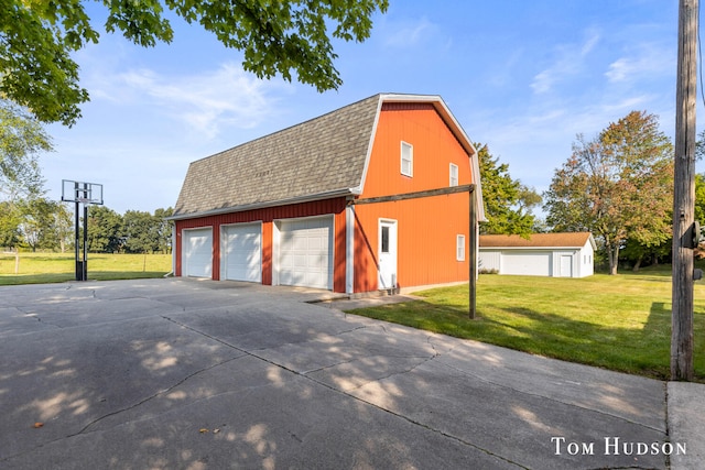 garage featuring a lawn