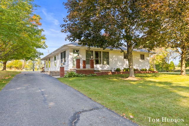 view of front of house featuring a front yard