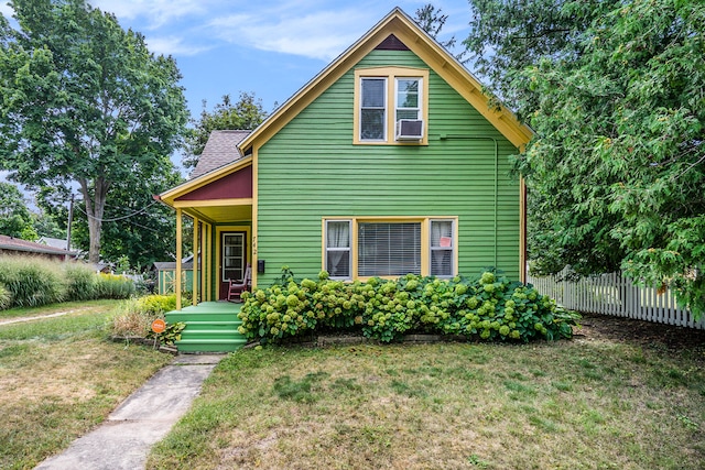 view of front of property featuring a front yard