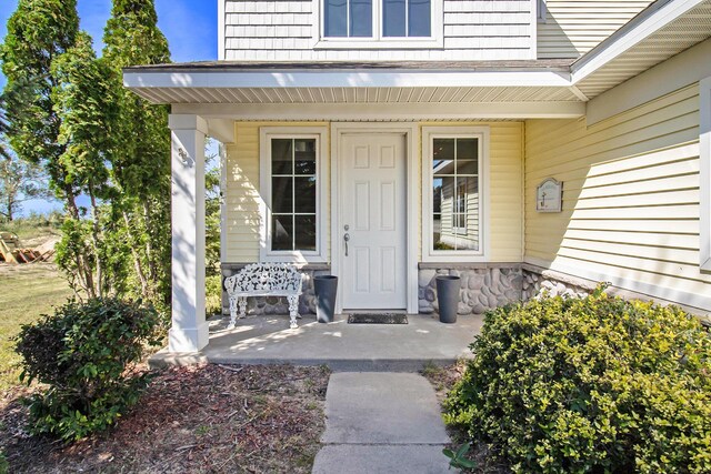 entrance to property featuring covered porch