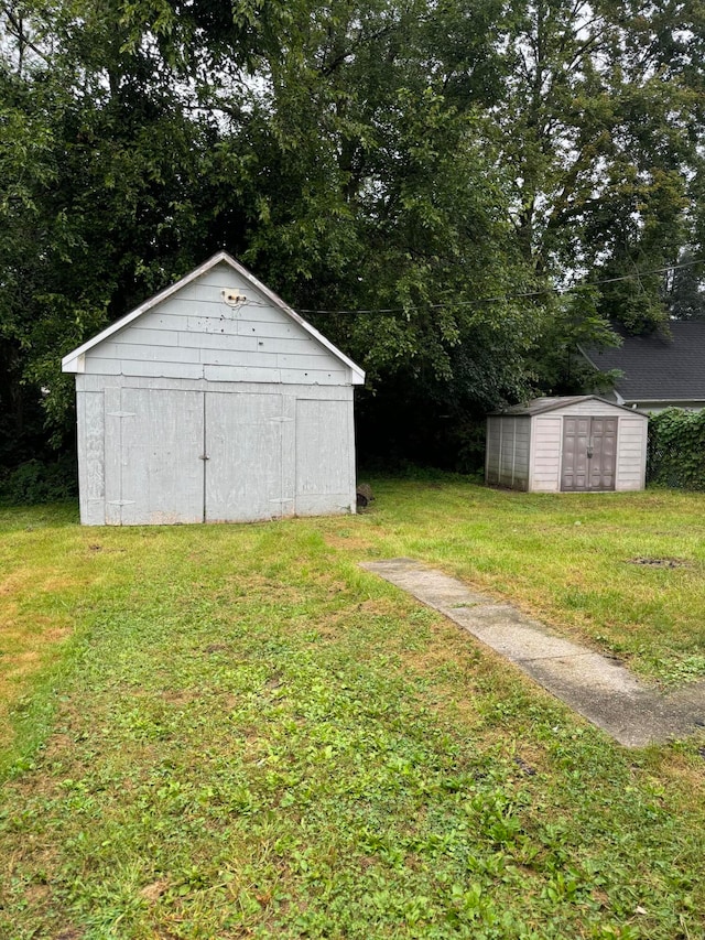 view of yard with a storage shed