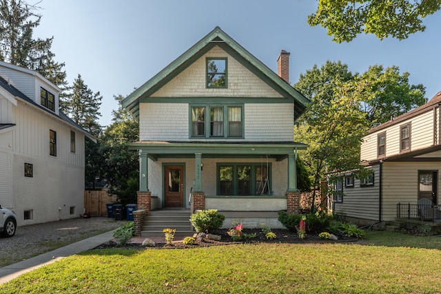 view of front of property featuring a front yard and covered porch