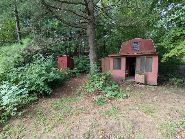 view of yard featuring a storage shed