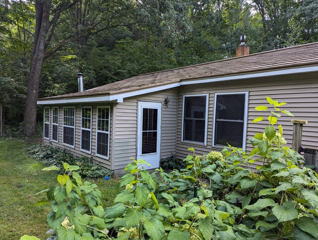 view of side of property featuring a lawn