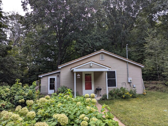 view of front of property featuring a front lawn