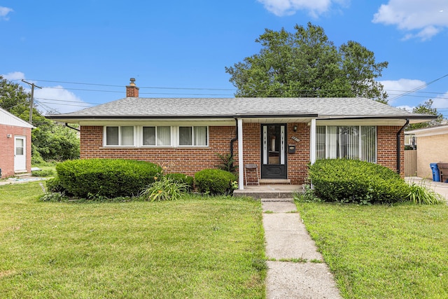 view of front of property featuring a front lawn